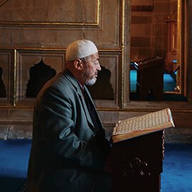 An elder reciting from the Qurʻan