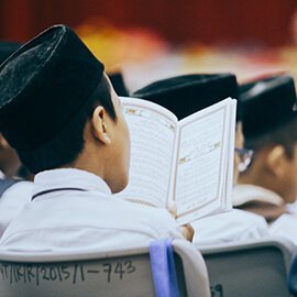 Students reading the Qurʻan in class